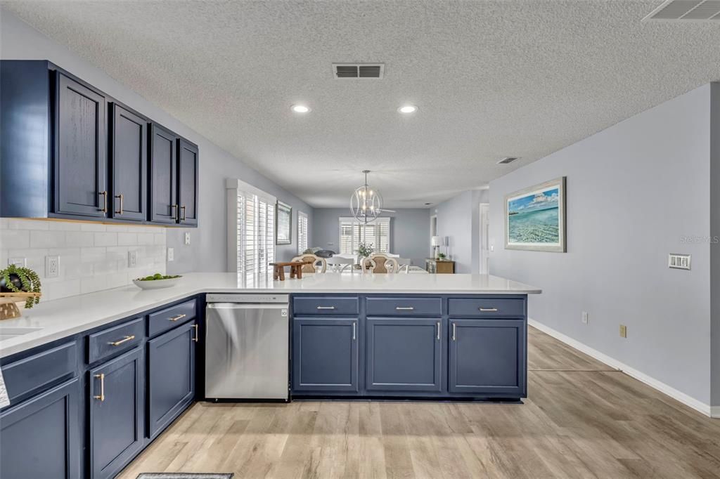 待售: $320,000 (2 贝兹, 2 浴室, 1174 平方英尺)