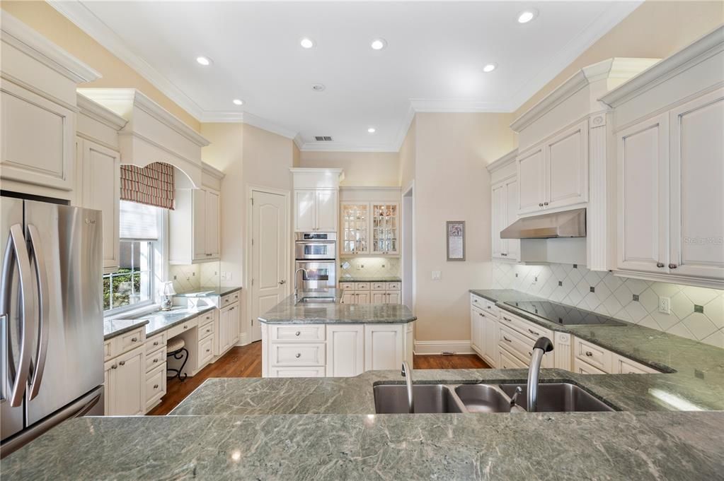 For Sale: $1,095,000 (3 beds, 2 baths, 2912 Square Feet)