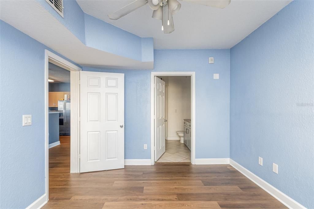 For Sale: $170,000 (1 beds, 1 baths, 739 Square Feet)