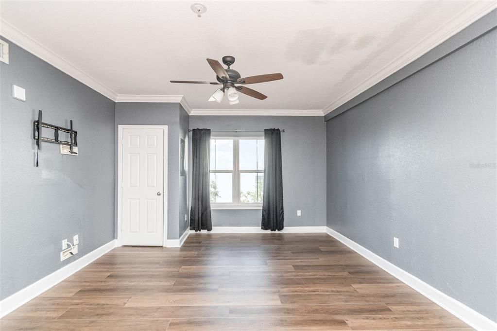 For Sale: $170,000 (1 beds, 1 baths, 739 Square Feet)