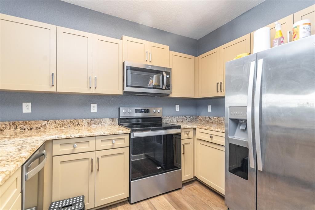 For Sale: $170,000 (1 beds, 1 baths, 739 Square Feet)