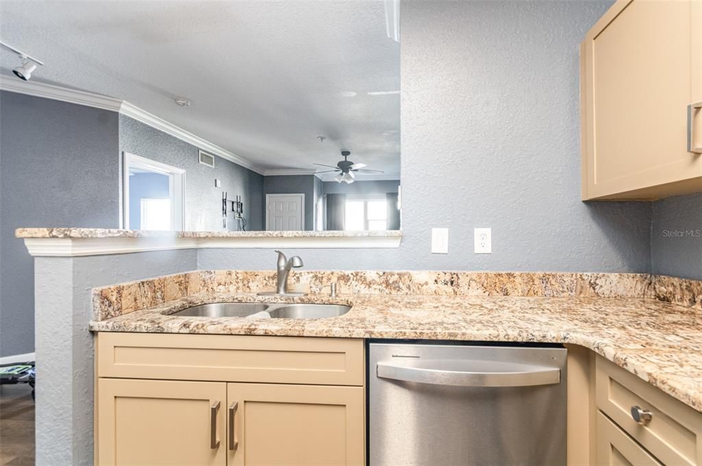 For Sale: $170,000 (1 beds, 1 baths, 739 Square Feet)