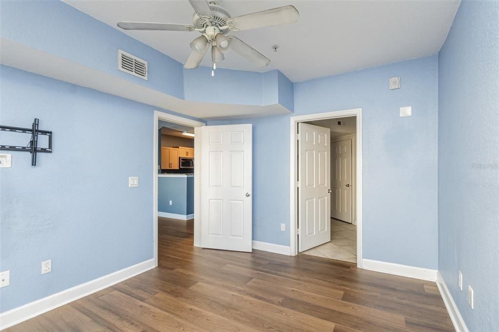 For Sale: $170,000 (1 beds, 1 baths, 739 Square Feet)