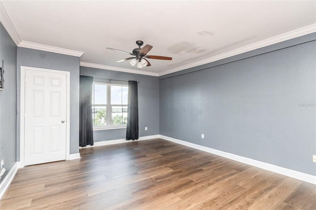 For Sale: $170,000 (1 beds, 1 baths, 739 Square Feet)