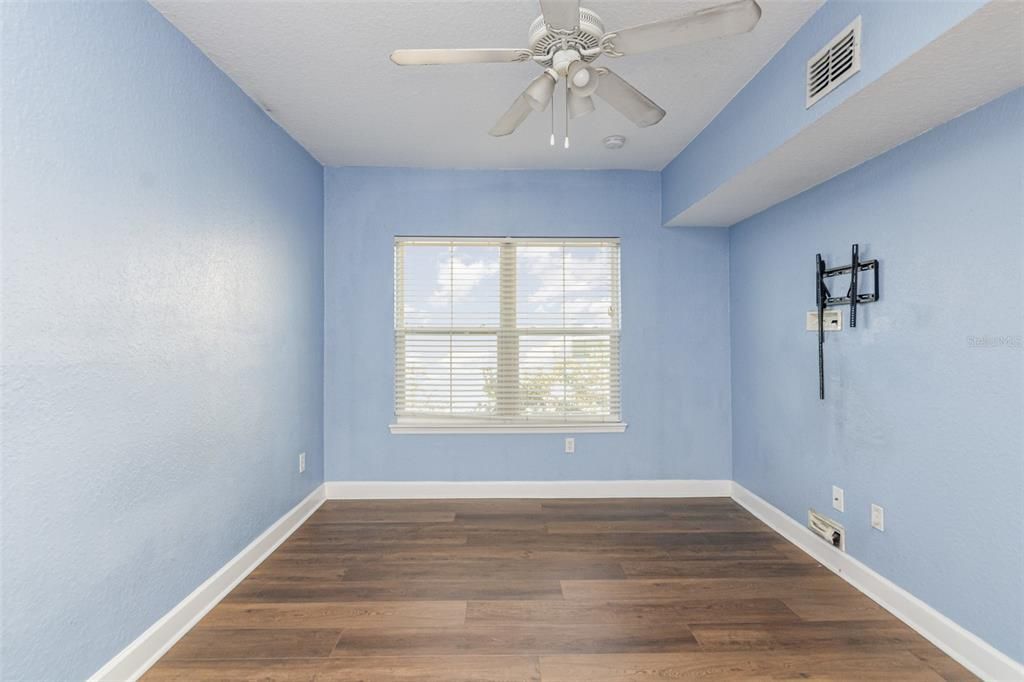 For Sale: $170,000 (1 beds, 1 baths, 739 Square Feet)