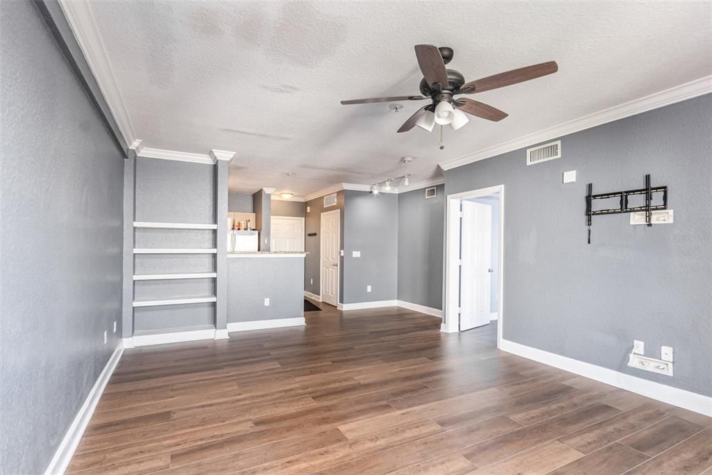 For Sale: $170,000 (1 beds, 1 baths, 739 Square Feet)