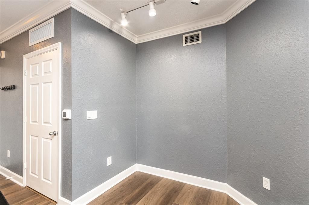 For Sale: $170,000 (1 beds, 1 baths, 739 Square Feet)