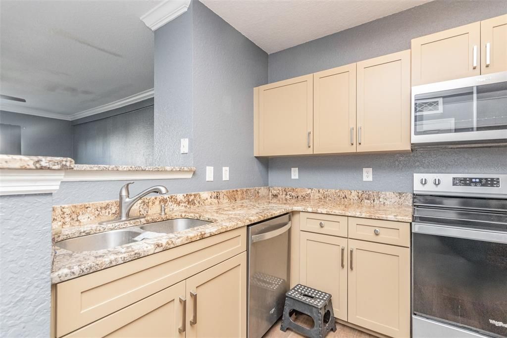 For Sale: $170,000 (1 beds, 1 baths, 739 Square Feet)