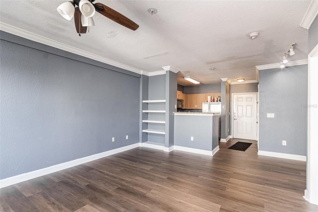 For Sale: $170,000 (1 beds, 1 baths, 739 Square Feet)