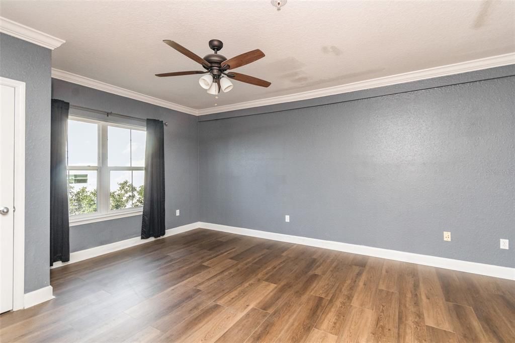 For Sale: $170,000 (1 beds, 1 baths, 739 Square Feet)