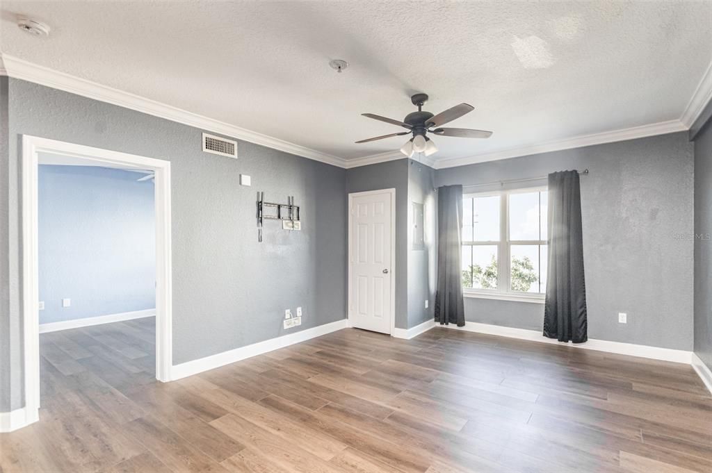 For Sale: $170,000 (1 beds, 1 baths, 739 Square Feet)