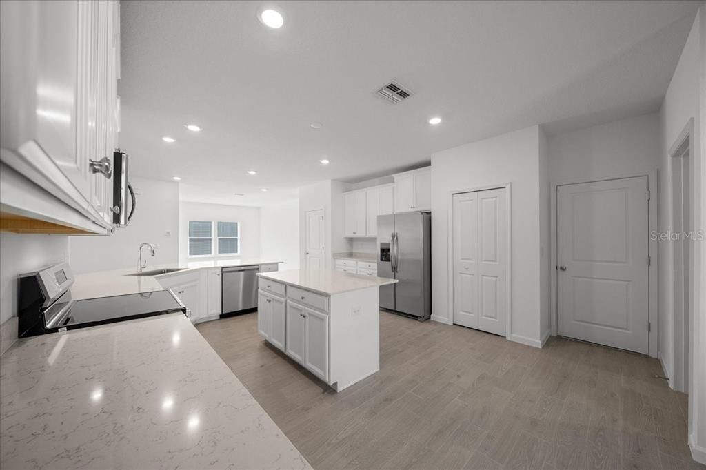 待售: $350,000 (4 贝兹, 3 浴室, 2292 平方英尺)