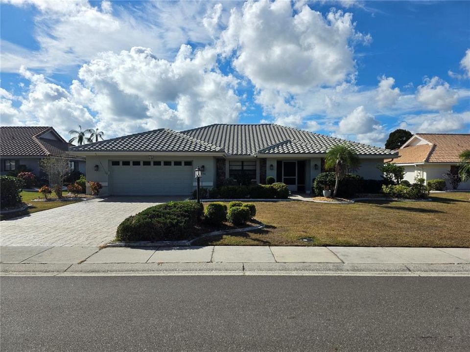 En Venta: $524,000 (3 camas, 2 baños, 2555 Pies cuadrados)