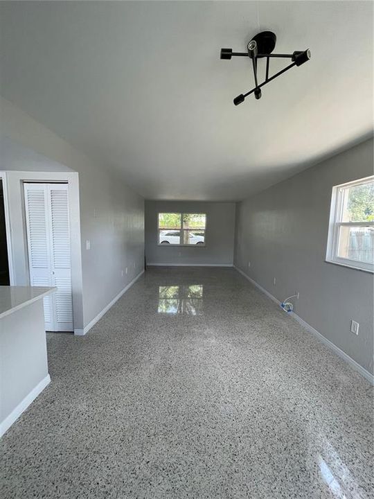 出租: $1,775 (1 贝兹, 1 浴室, 650 平方英尺)