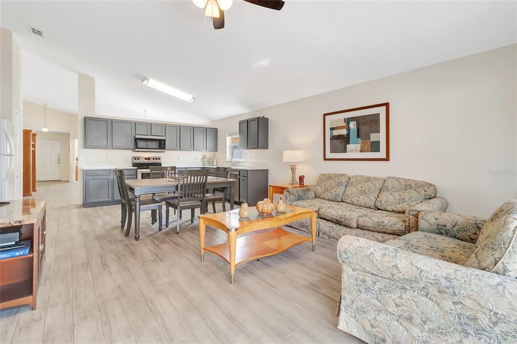 待售: $425,000 (4 贝兹, 3 浴室, 1895 平方英尺)