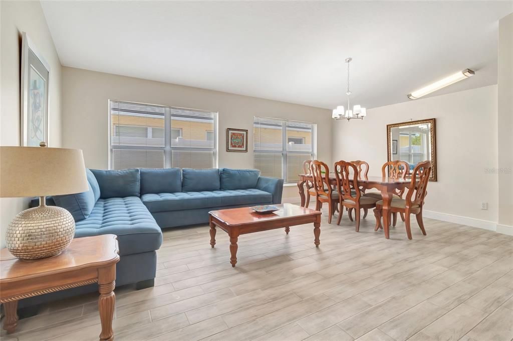 待售: $425,000 (4 贝兹, 3 浴室, 1895 平方英尺)