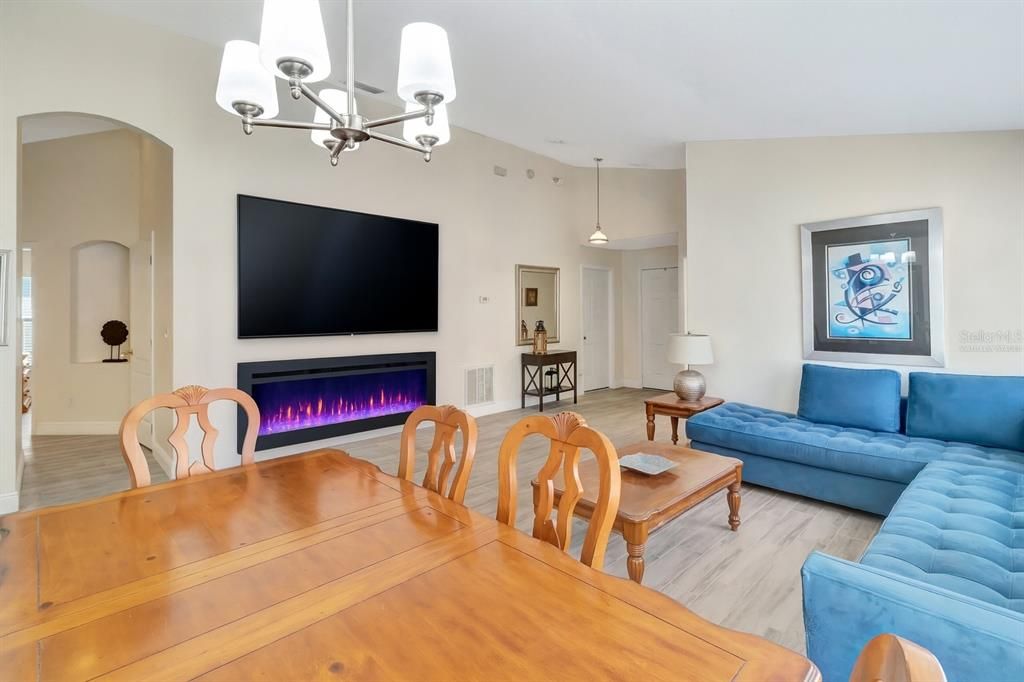 待售: $425,000 (4 贝兹, 3 浴室, 1895 平方英尺)