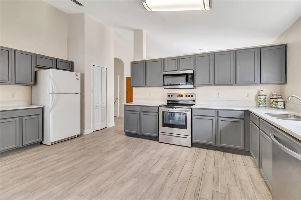 待售: $425,000 (4 贝兹, 3 浴室, 1895 平方英尺)