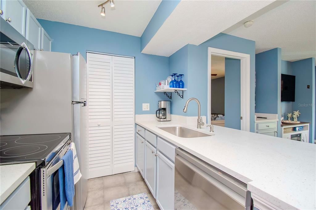 For Sale: $209,900 (2 beds, 2 baths, 916 Square Feet)