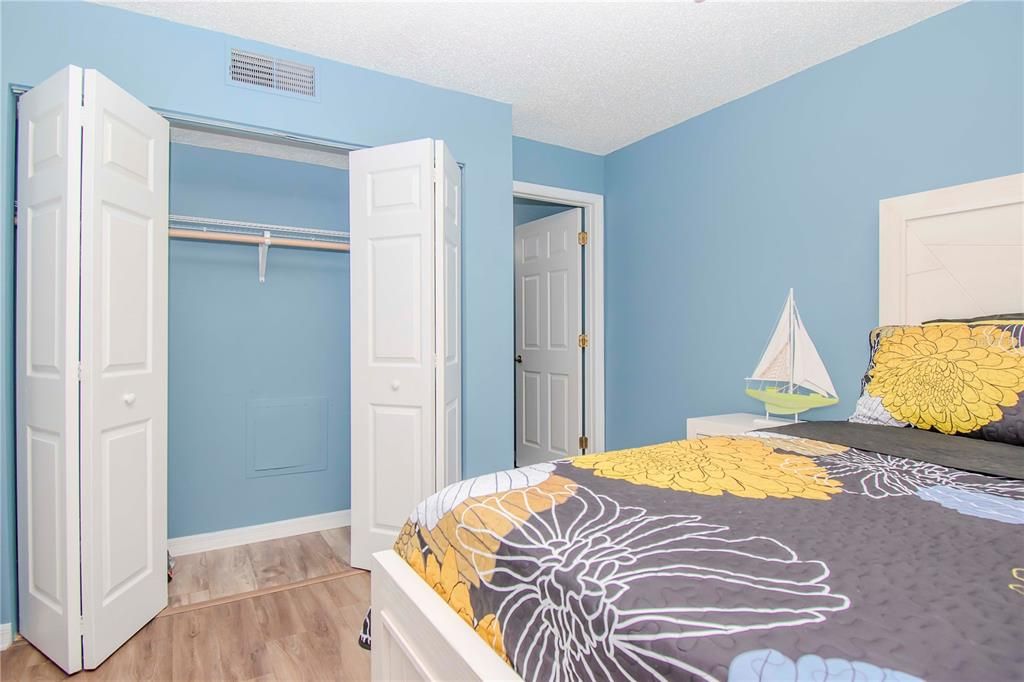 For Sale: $209,900 (2 beds, 2 baths, 916 Square Feet)