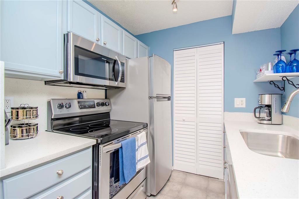 For Sale: $209,900 (2 beds, 2 baths, 916 Square Feet)