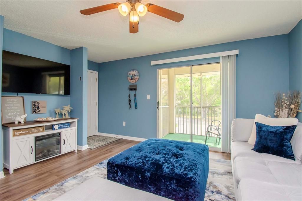 For Sale: $209,900 (2 beds, 2 baths, 916 Square Feet)