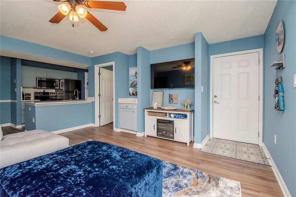 For Sale: $209,900 (2 beds, 2 baths, 916 Square Feet)