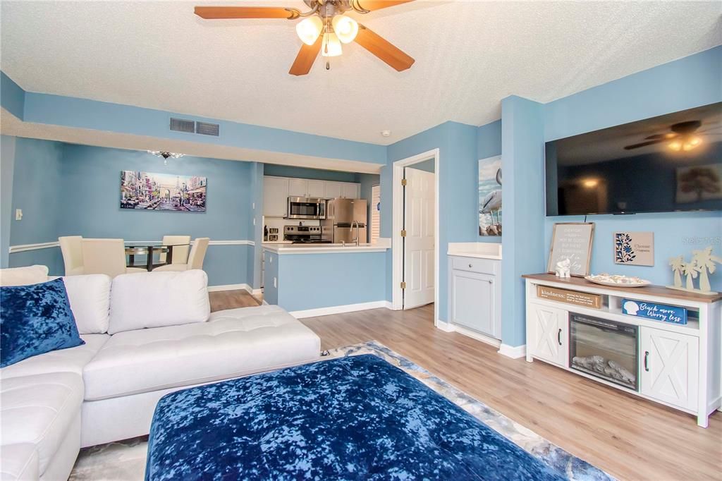 For Sale: $209,900 (2 beds, 2 baths, 916 Square Feet)