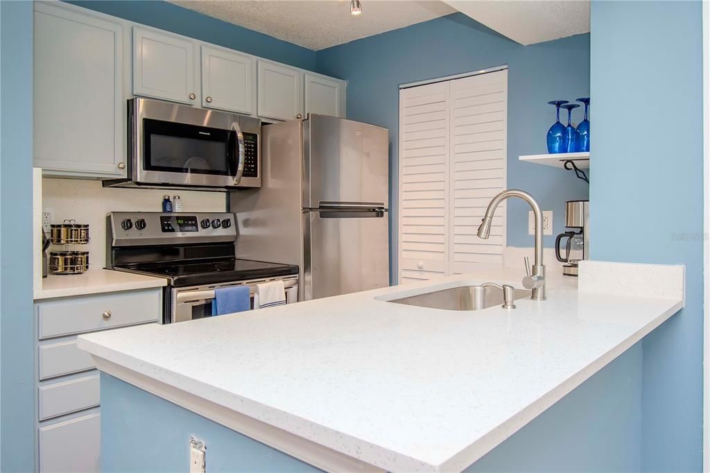 For Sale: $209,900 (2 beds, 2 baths, 916 Square Feet)