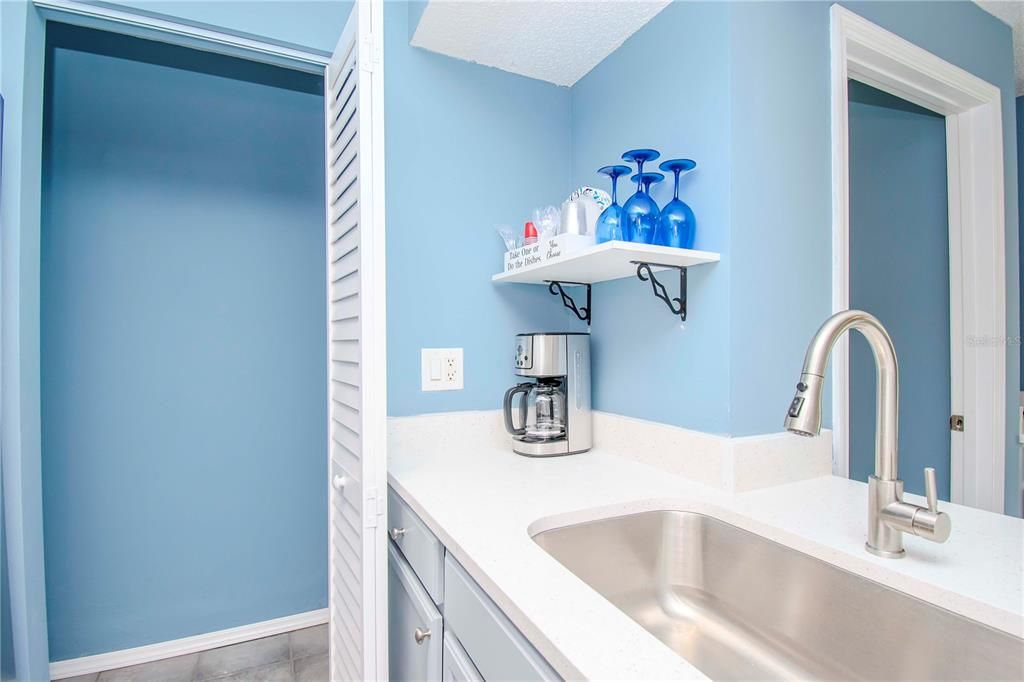 For Sale: $209,900 (2 beds, 2 baths, 916 Square Feet)