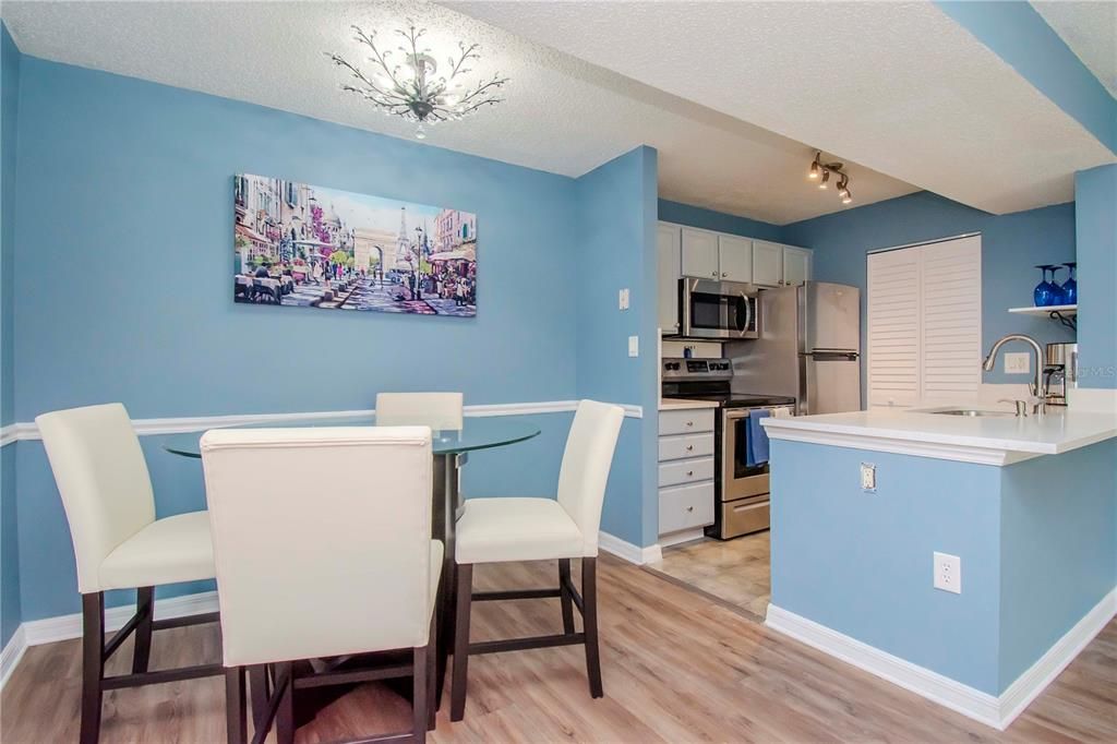 For Sale: $209,900 (2 beds, 2 baths, 916 Square Feet)