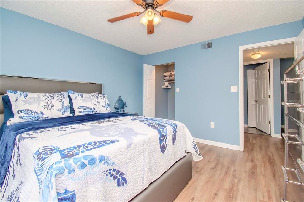 For Sale: $209,900 (2 beds, 2 baths, 916 Square Feet)