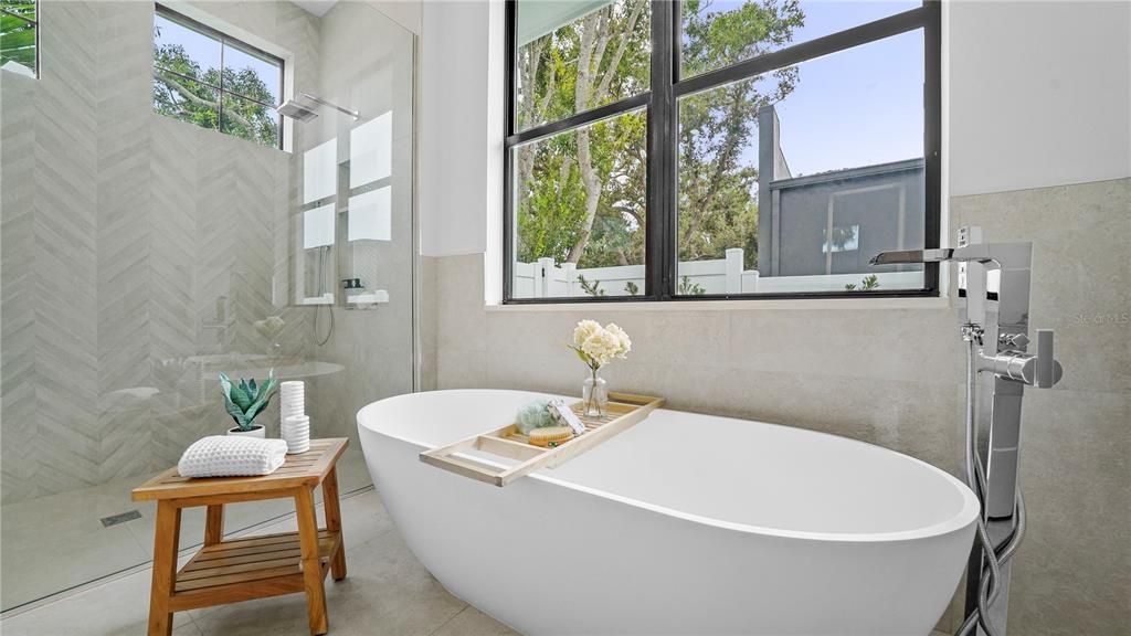 For Sale: $2,799,999 (4 beds, 4 baths, 2935 Square Feet)