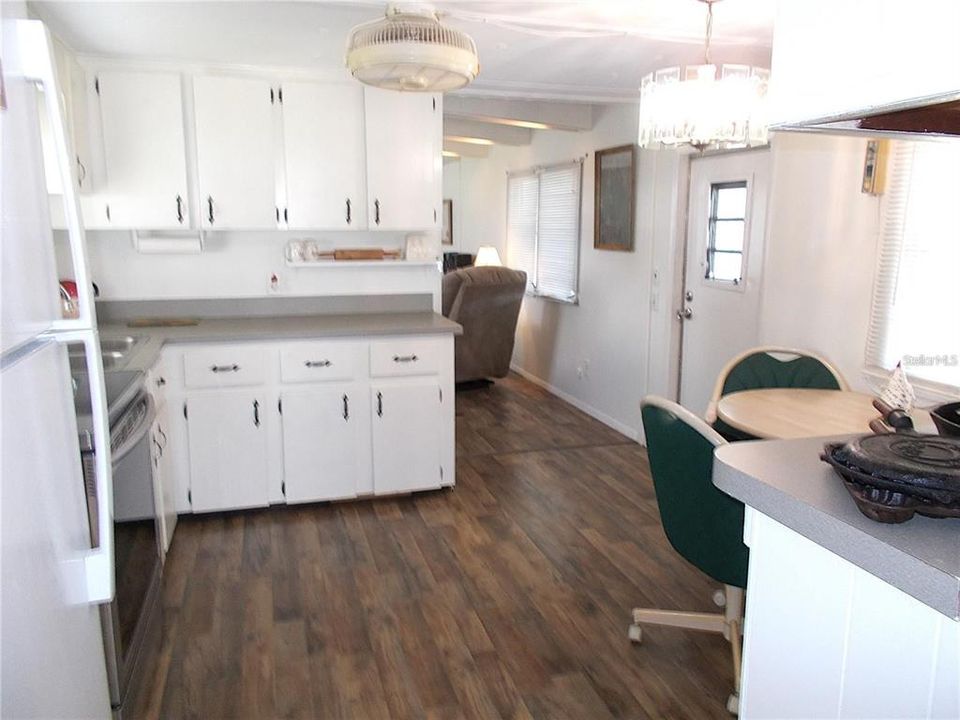 For Sale: $95,000 (2 beds, 1 baths, 780 Square Feet)