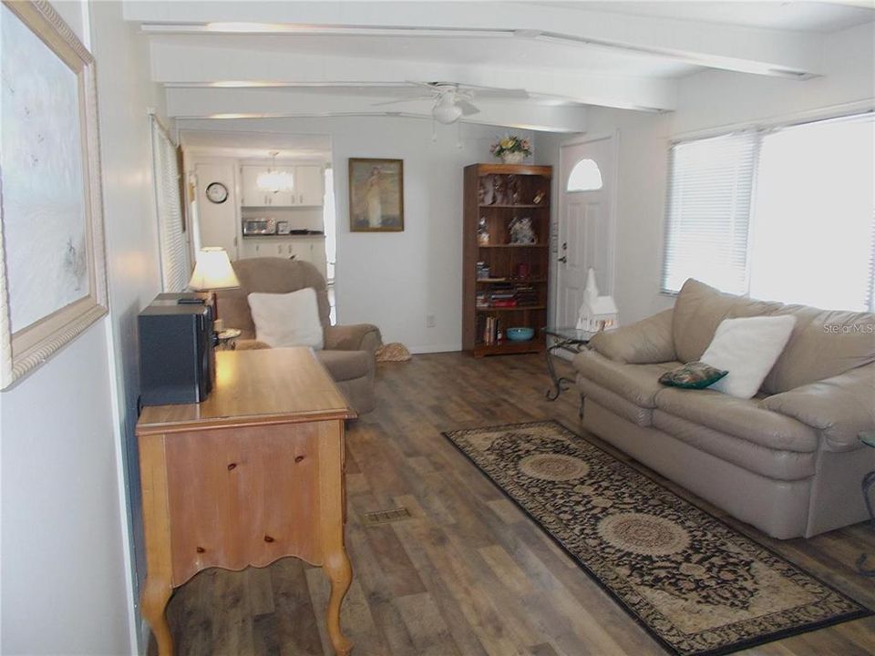 For Sale: $95,000 (2 beds, 1 baths, 780 Square Feet)