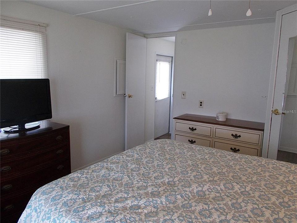 For Sale: $95,000 (2 beds, 1 baths, 780 Square Feet)