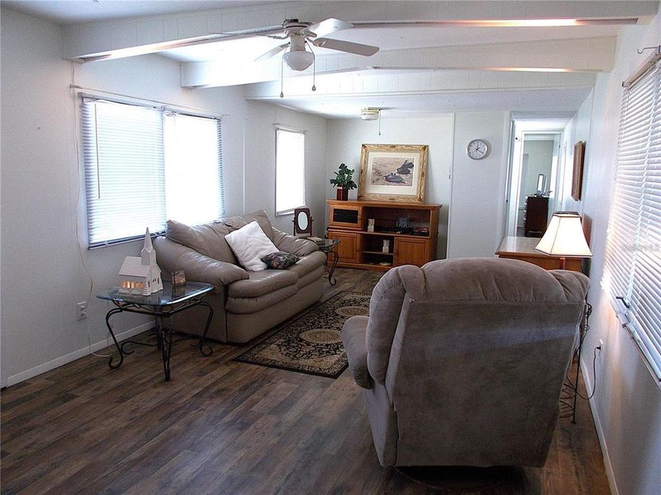 For Sale: $95,000 (2 beds, 1 baths, 780 Square Feet)