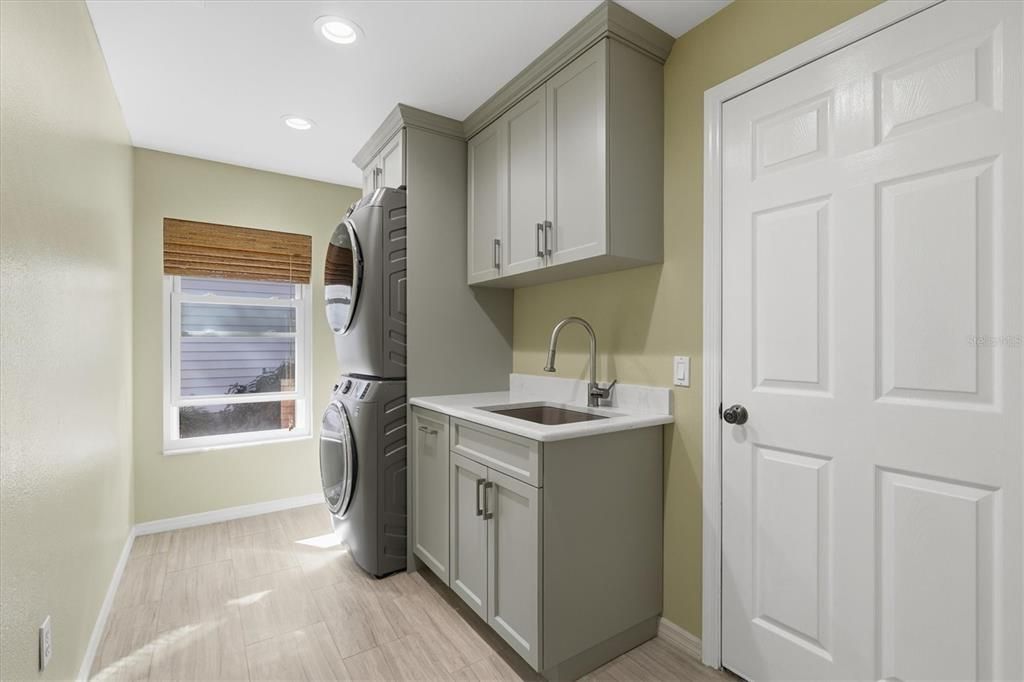 For Sale: $975,500 (3 beds, 2 baths, 2282 Square Feet)