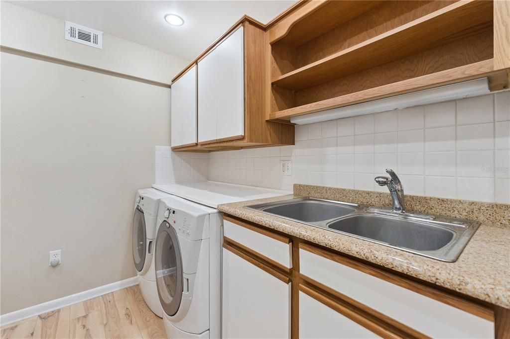 For Sale: $279,900 (2 beds, 2 baths, 1004 Square Feet)