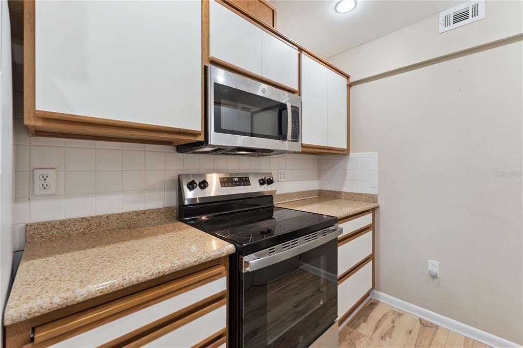 For Sale: $279,900 (2 beds, 2 baths, 1004 Square Feet)