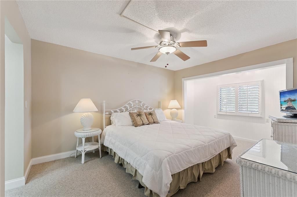 For Sale: $279,900 (2 beds, 2 baths, 1004 Square Feet)