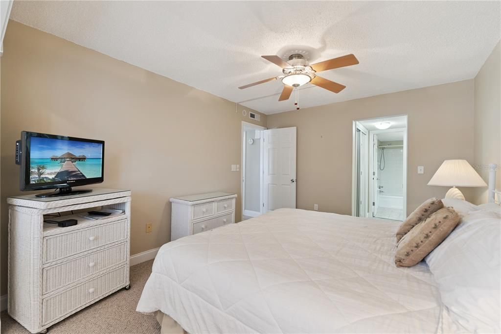 For Sale: $279,900 (2 beds, 2 baths, 1004 Square Feet)