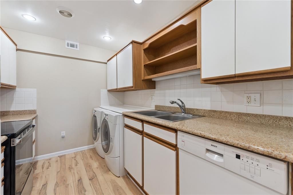 For Sale: $279,900 (2 beds, 2 baths, 1004 Square Feet)