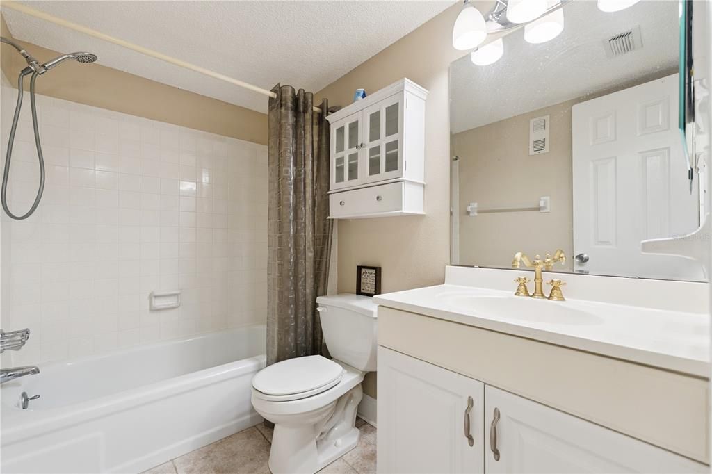 For Sale: $279,900 (2 beds, 2 baths, 1004 Square Feet)