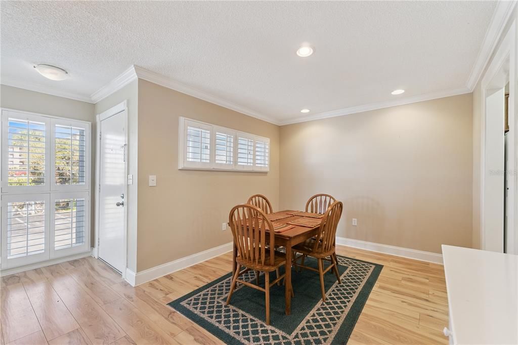 For Sale: $279,900 (2 beds, 2 baths, 1004 Square Feet)