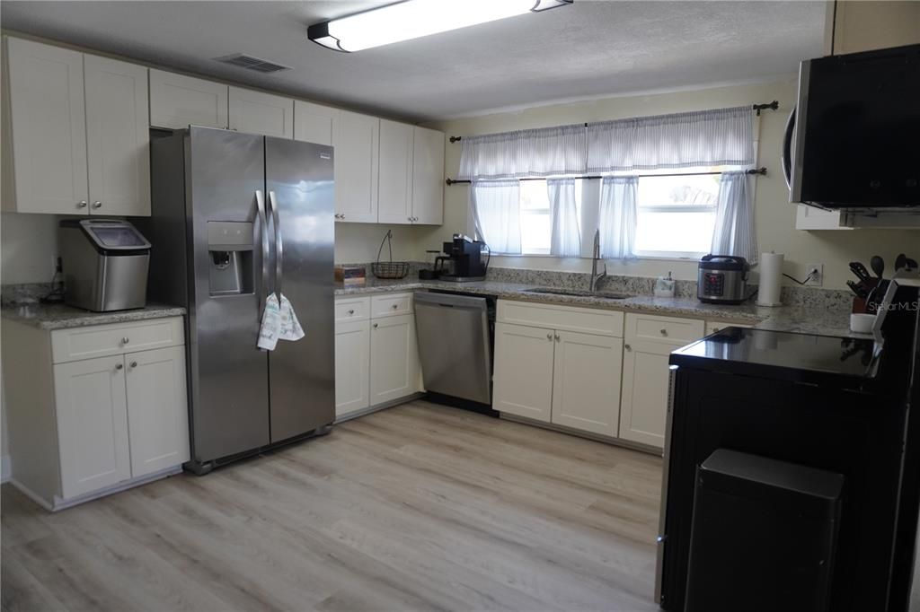 For Sale: $425,000 (3 beds, 2 baths, 1647 Square Feet)