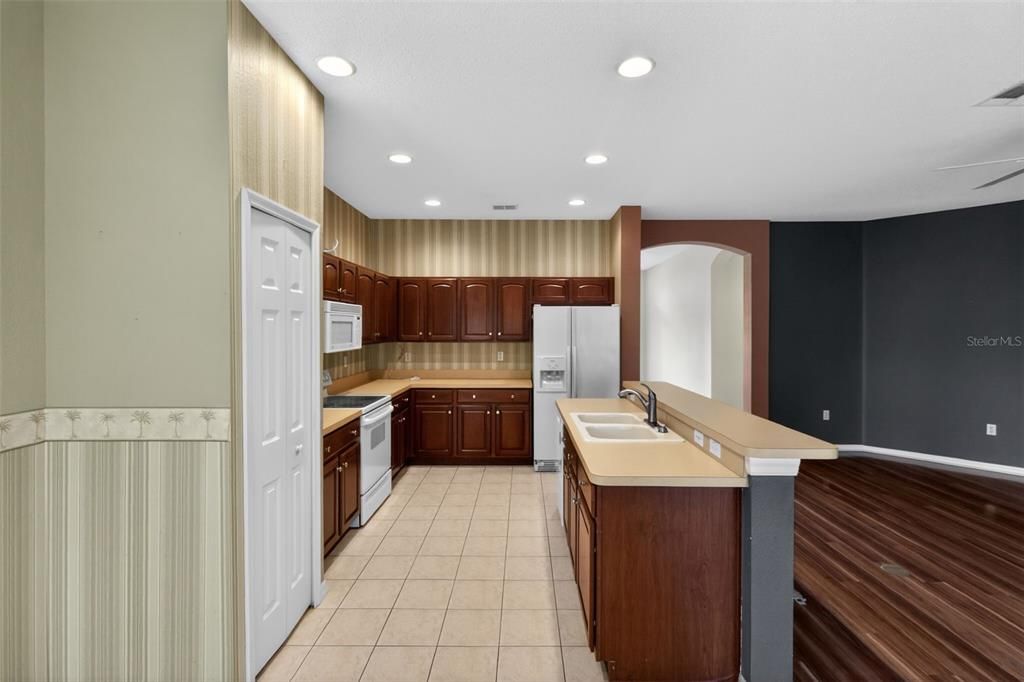 For Sale: $317,000 (2 beds, 2 baths, 1555 Square Feet)