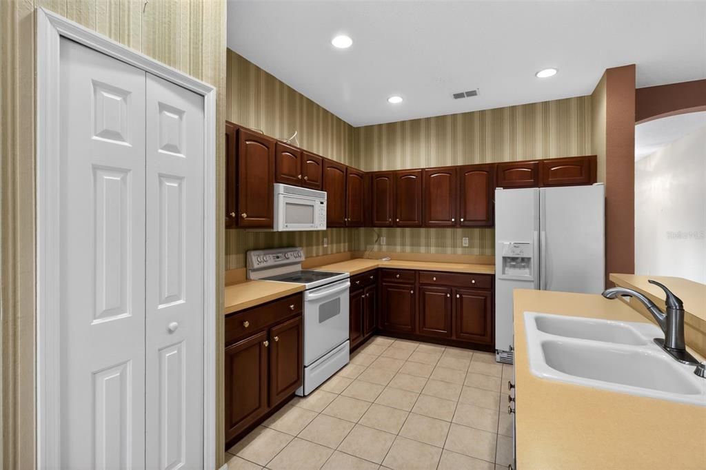 For Sale: $317,000 (2 beds, 2 baths, 1555 Square Feet)