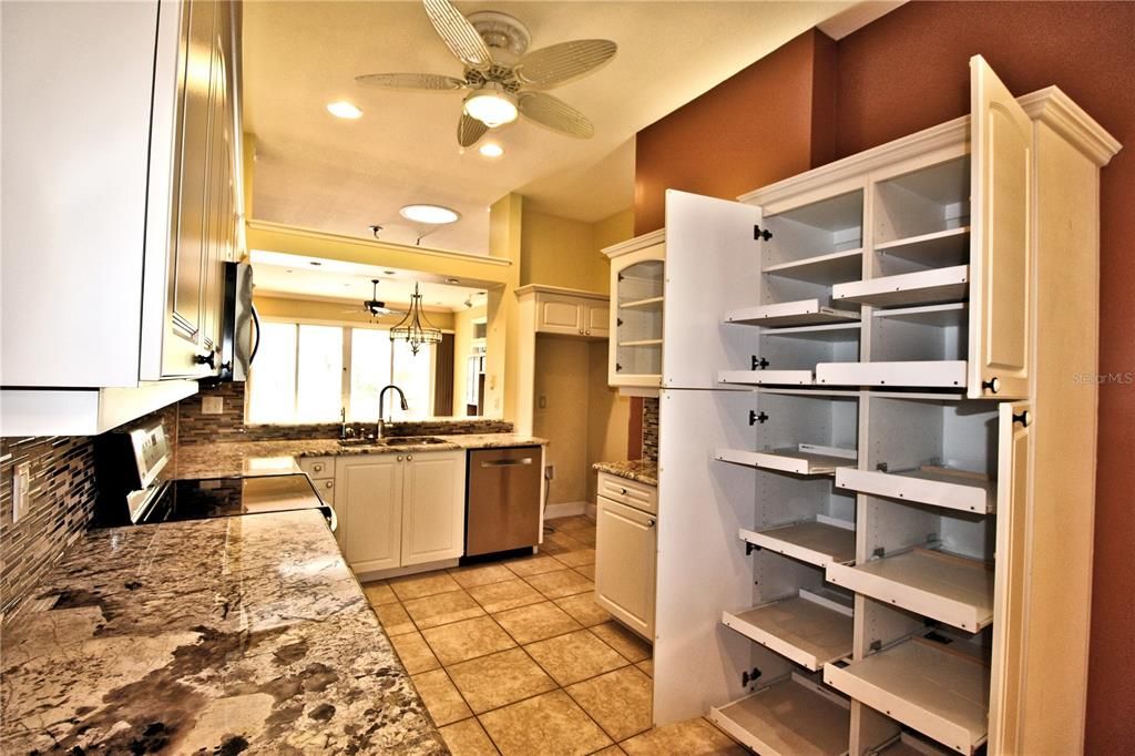 合同活跃: $325,000 (3 贝兹, 2 浴室, 1684 平方英尺)