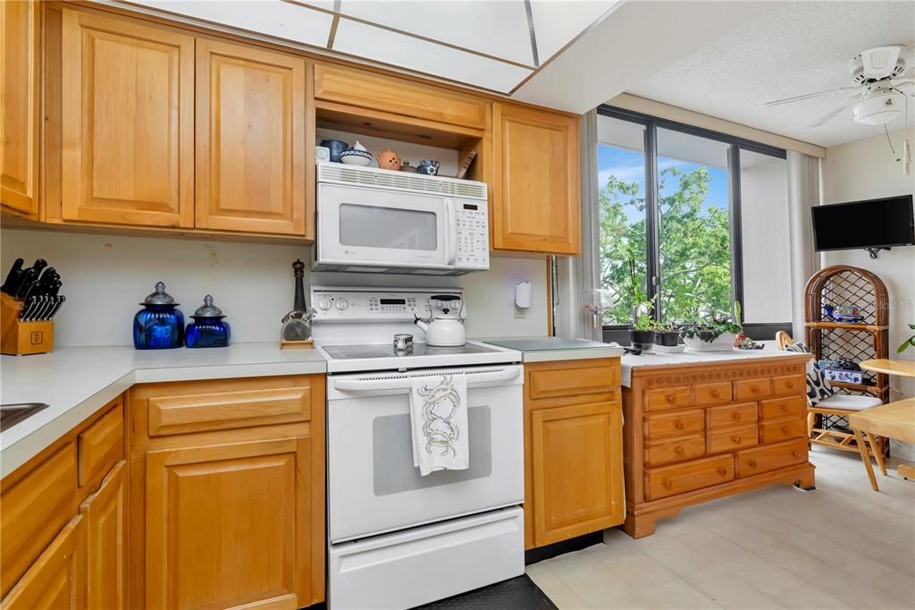 На продажу: $649,000 (2 спален, 2 ванн, 1702 Квадратных фут)